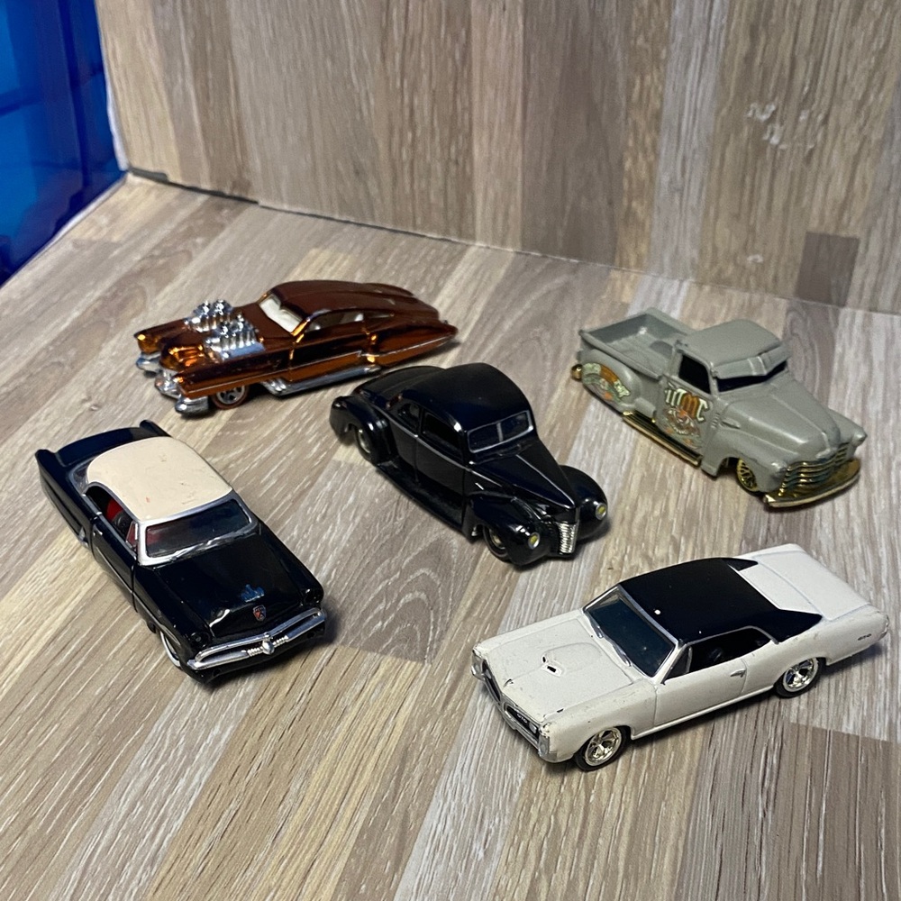 Classic Die-Cast Car Set - Black, White, Silver, Brown hot wheels assorted - Picture 3 of 8